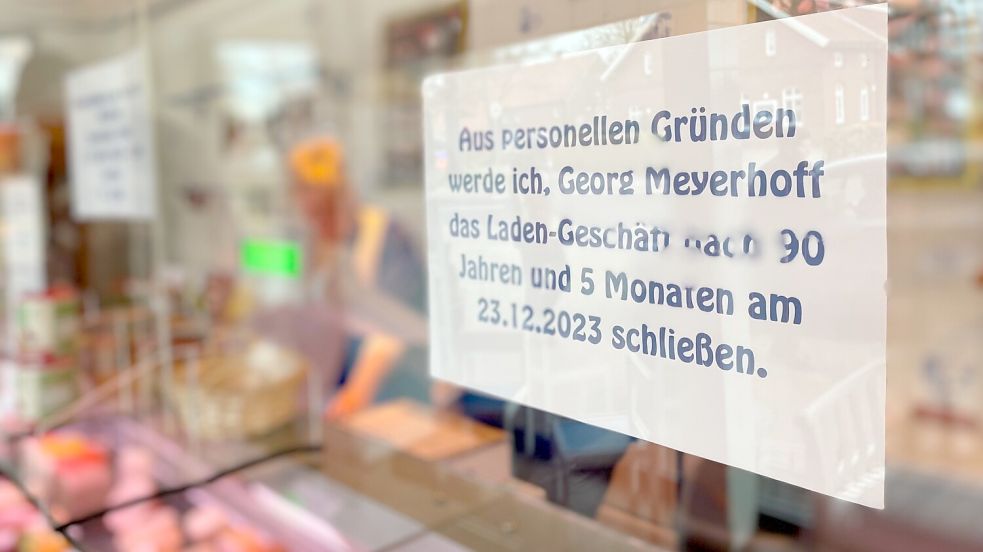 An der Scheibe hängt ein Hinweis für die Kunden: Nur noch bis zum 23. Dezember herrscht Leben an der Theke der Fleischerei Meyerhoff in Collinghorst. Foto: Janßen