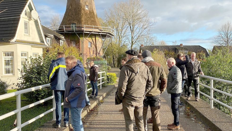 Bei der Gewässerschau des Entwässerungsverbands Emden, hier in Uttum (Krummhörn), wurde auch der niederschlagsreiche Herbst thematisiert. Foto: Entwässerungsverband Emden