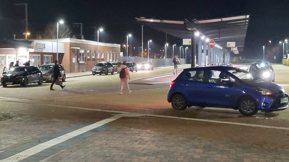 Am Freitagabend standen zahlreiche Autos im Bereich des Busbahnhofs und warteten auf Fahrgäste. Busse fuhren zu diesem Zeitpunkt gerade nicht. Foto: Bothe