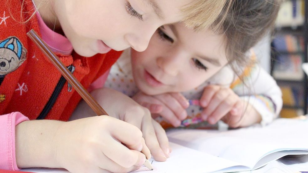 Zwei Kinder malen zusammen: In Emden ist Kinderbetreuung weiterhin ein großes Thema. Denn: Noch fehlen ein paar Kita-, Krippen- und Hortplätze. Symbolfoto: Pixabay