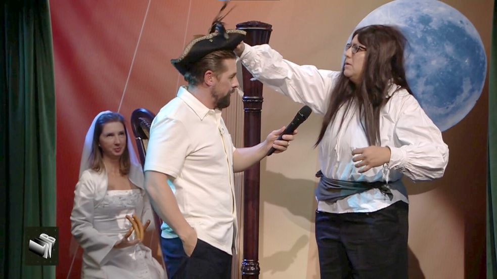 Ein "Mottenfiffi" für Klaas Heufer-Umlauf: Alexia Berker nutzte ihren Auftritt in der Show "Late Night Berlin" für eine kleine Retourkutsche. Screenshot: Löschen