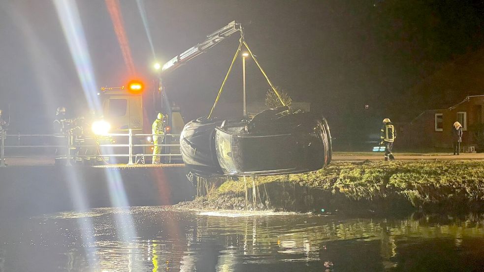 Ein Abschleppunternehmen holte mit Hilfe eines Krans den Wagen aus dem Kanal. Foto: Hellmers