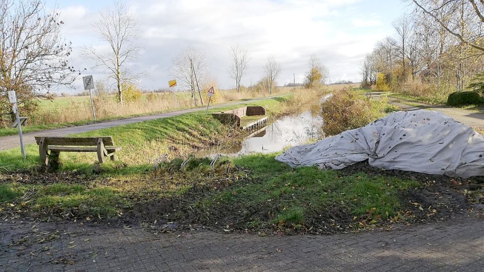 Ein mit Plane bedeckter Haufen am Campener Ring. Ein Anwohner sorgt sich wegen der enthaltenen Schlacke. Foto: Privat