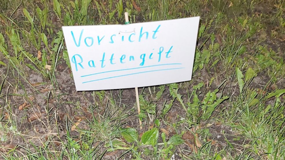 Dieses selbst gebastelte Schild mit dem handschriftlichen Vermerk „Vorsicht Rattengift“ stand am Sonntag auf einem Grünstreifen an der Cirksenastraße in Emden. Ringsumher waren weiße Krümel verteilt. Foto: Privat