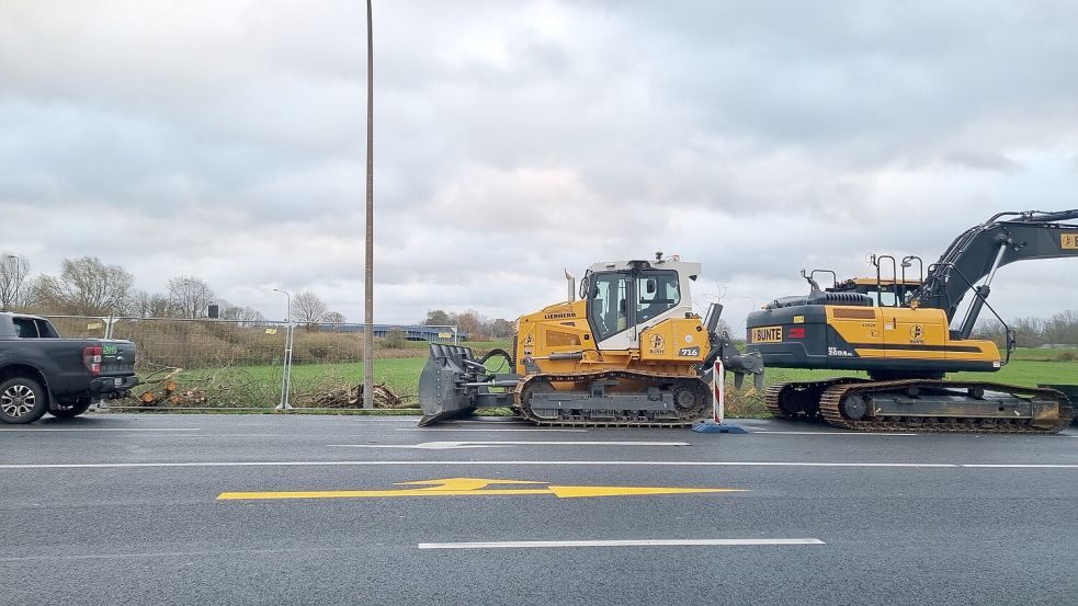 Die Baumaschinen stehen auf dem Südring in Leer. Im Hintergrund ist die alte Ledabrücke zu sehen. Foto: Bothe