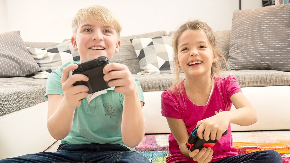 Eine familientaugliche Spielekonsole soll her? Diese Geräte eignen sich für Kinder und Eltern. Foto: Benjamin Nolte/dpa-tmn
