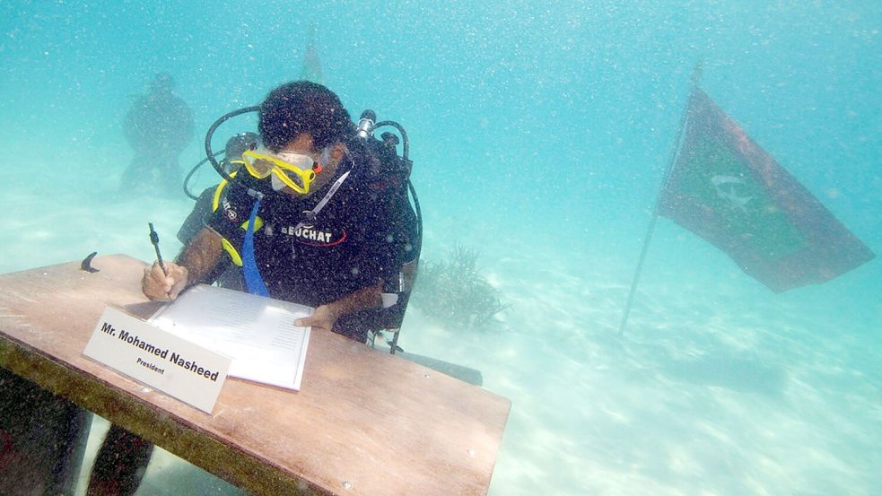Ein drastischer Hilferuf von den Malediven: Im Oktober 2009 hielt der damalige Staatspräsident Nasheed mit seinen Regierungskollegen eine Unterwasserkabinettssitzung ab. Der Klimawandel bedroht das Insel-Paradies. Foto: Maledives Presidency/dpa