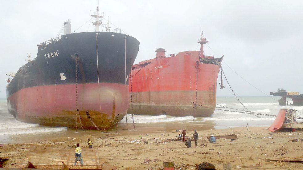 Große Schiffe werde an der Küste von Pakistan regelmäßig auf Grund gesetzt, damit sie abgewrackt werden können. Foto: Ppi/Zuma Press/DPA