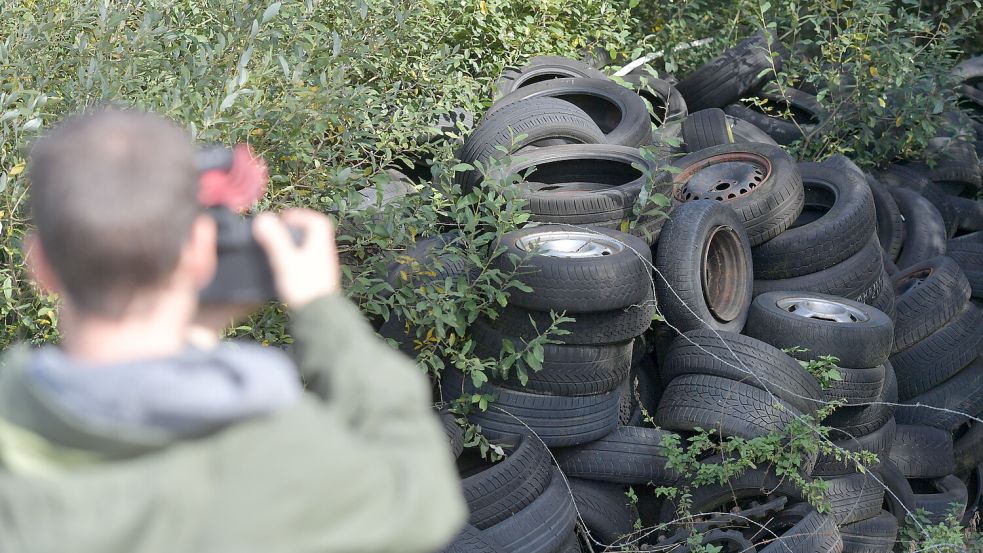 Vor allem Altreifen lagern auf dem Grundstück am Naturschutzgebiet. Archivfoto: Ortgies