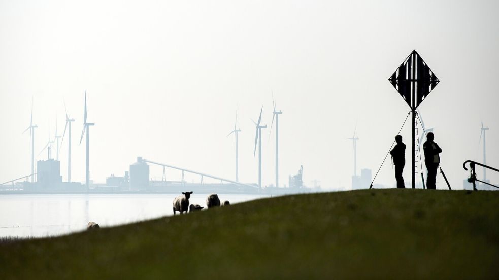 Idylle und Industrie – in Ostfriesland kommt beides zusammen. Symbolfoto: Schuldt/DPA