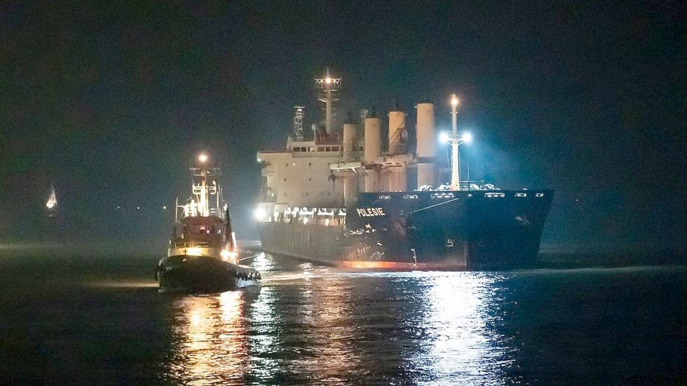 Am frühen Mittwochmorgen fuhr die „Polesie“ in den Cuxhavener Hafen ein. Die „Verity“ indes liegt in 30 Metern Tiefe in der Nordsee. Foto: Walzberg/DPA