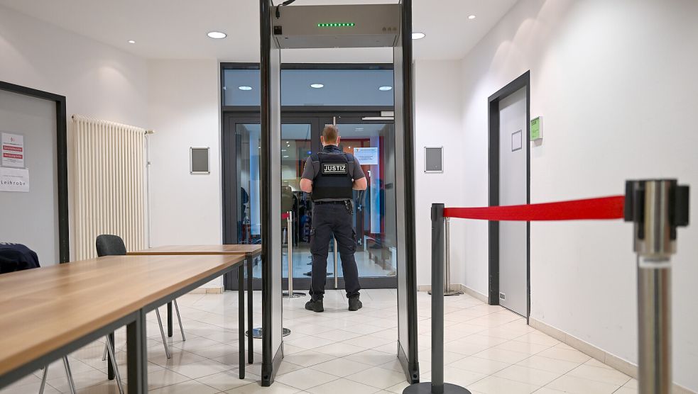 Die Sicherheitsschleuse in einem Gerichtsgebäude. Derzeit wird der Sicherheitsstandard im Eingangsbereich des Leeraner Amtsgerichts erhöht. Symbolfoto: Schmidt/dpa