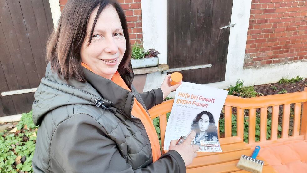 Elke Eilts, Vorsitzende der Kreislandfrauen Wittmund, verpasst der orangefarbenen Bank den letzten Schliff. Am 25. November 2023 wird die im Combi in Wittmund Platz für Gespräche zum Aktionstag gegen Gewalt an Frauen bieten. Foto: Privat
