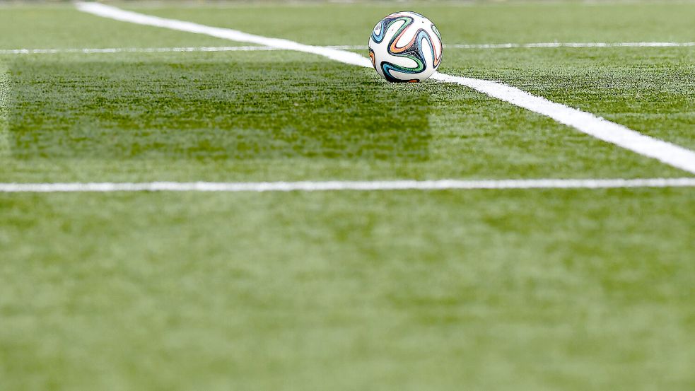 Auf Kunstrasenplätzen kann auch Fußball gespielt werden, wenn das Wetter andere Pläne hat. Foto: Archiv/Ortgies