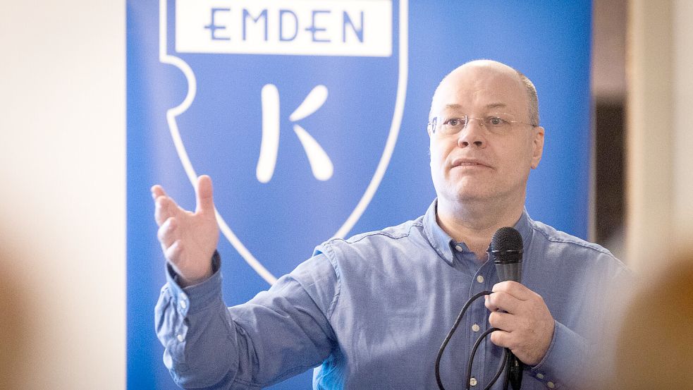 Kickers-Vorsitzender Dr. Jörg Winter gesteht sich Fehler ein. Er sieht nur einen Ausweg, um den Verein am Leben zu halten. Fotos: Doden, Emden