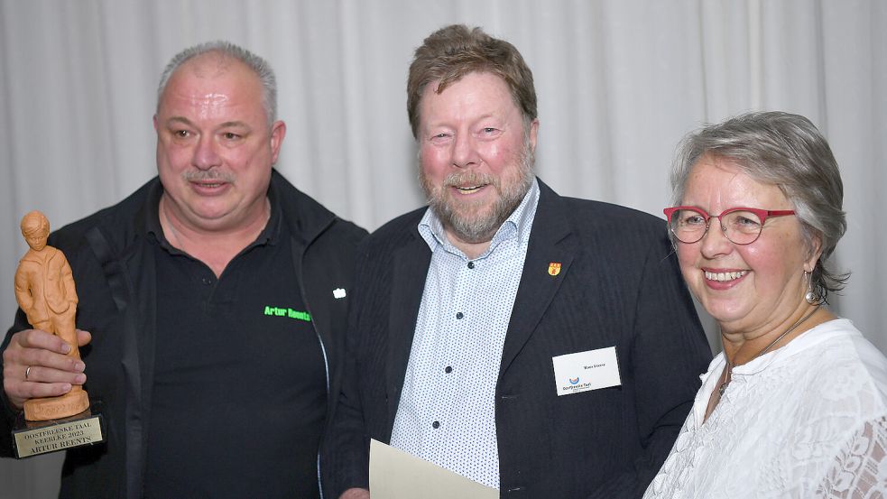Artur Reents (links) wurde mit dem Keerlke-Preis ausgezeichnet. Der Vorsitzende von Oostfreeske Taal Hans Freese und Vorstandsmitglied Gertrud Reitmeyer gratulierten. Foto: Stromann