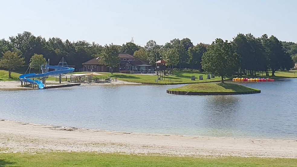 Zu Rutsche und Tretbooten gesellt sich künftig ein Aquapark. Foto: Gemeinde Uplengen