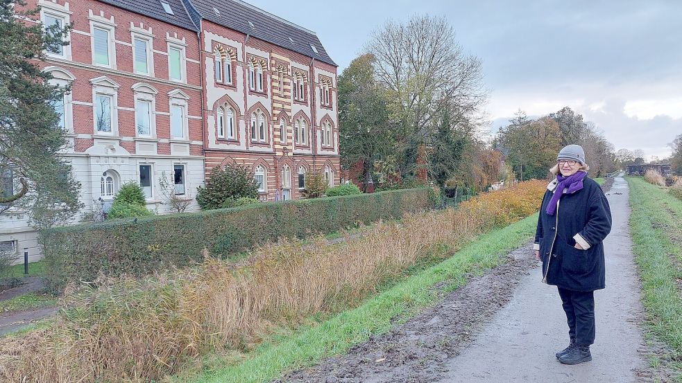 Ursula Koch geht gerne am Ems-Jade-Kanal spazieren und freut sich über den Anblick der historischen Häuser dort. Foto: Hanssen