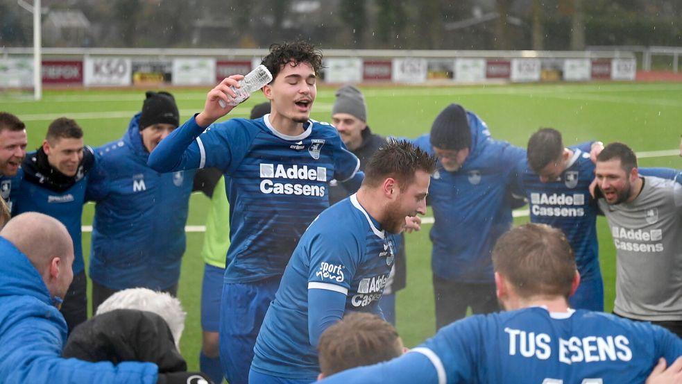 Die beiden Esenser Torschützen Isajah Stainbank und Niklas Sukowski durften beim Jubelkreis in die Mitte. Fotos: Steenhoff