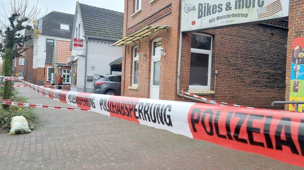 Die Polizei hat den Bereich rund um den Tatort in Weener abgesperrt . Foto: Bothe
