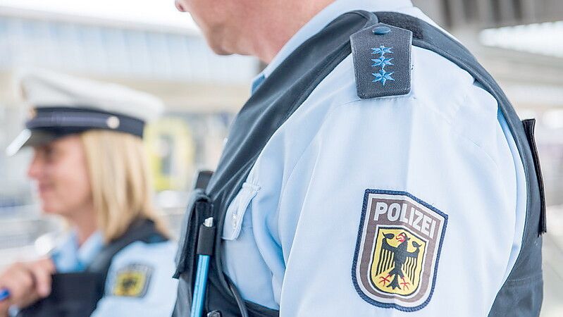 Die Bundespolizisten holten die vergessene Tasche des Mannes. Symbolfoto: Bundespolizei