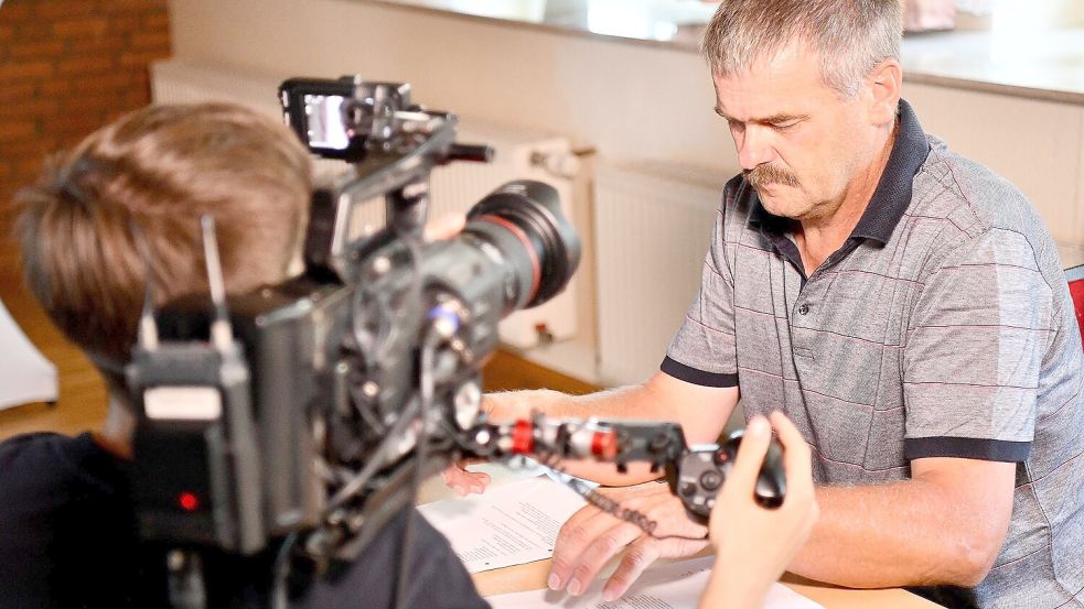 Wegen des Konflikts rückte im vergangenen Sommer das Fernsehen an. Bürgermeister Erwin Burlager wurde damals interviewt. Foto: Stromann/Archiv