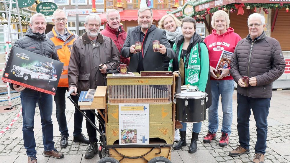 Marco Bordasch (links), Jörg Iwwerks, Heinz-Wilhelm Schnieders, Johann Stromann, Udo Hippen, Marion Erdwiens, Katja Ulferts, Focko Schoon und Wolfgang Schünemann. Foto: Axel Wittich