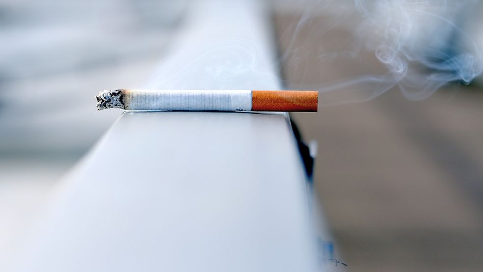 Eine Zigarette liegt auf einem Geländer. Der Plan Tabak aus der neuseeländischen Gesellschaft zu verbannen wurde von der neuen Regierung gestoppt. Foto: Unsplash/Andres Siimon