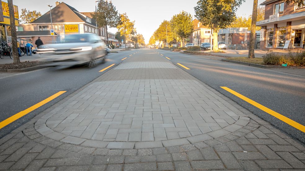 Nur noch an der Pflasterfarbe erkennt man vorübergehend, wo Verkehrsinseln auf der Wiesmoorer Hauptstraße waren. Die im Bild links liegende Nordseite wird ab Mitte Oktober abgesperrt für Baufahrzeuge, weil der Rad- und Gehweg aufgegraben werden muss zum Verlegen neuer Wasserleitungen. Foto: Cordsen