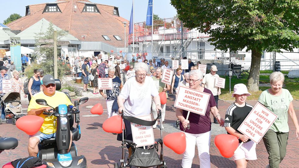 Im Sommer demonstrierten Greetsieler gegen die Pläne, aus einem Altenheim Ferienwohnungen zu machen. Archivfoto: Wagenaar