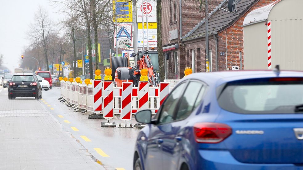 Die Baustelle entlang der Hauptstraße durch das Zentrum von Wiesmoor bleibt der Stadt wohl noch eineinhalb Jahre erhalten. Foto: Böning