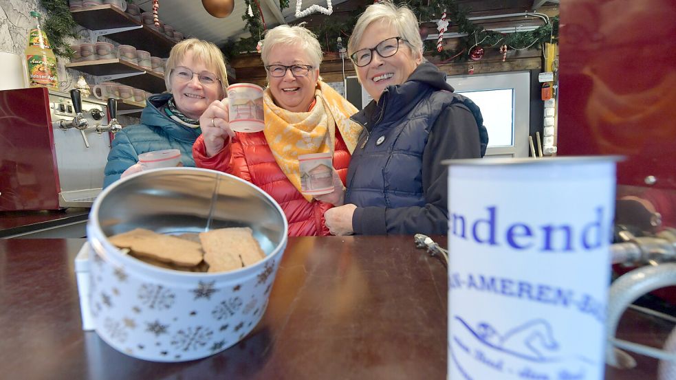 Sie verkaufen ehrenamtlich auf dem Engelke-Markt den Glühwein und halten sich mit Gesprächen bei Laune: Gertrud Eden (von links), Anja Schultze und Gisela Gerdes. Foto: Ortgies