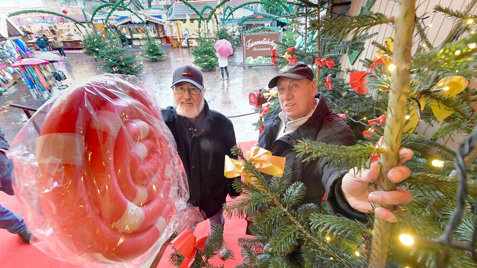 Uwe Hellmann (links) und Klaus Alberts bezeichnen sich selbst als Dream-Team für die Weihnachtsmarkt-Organisation. Foto: Ortgies