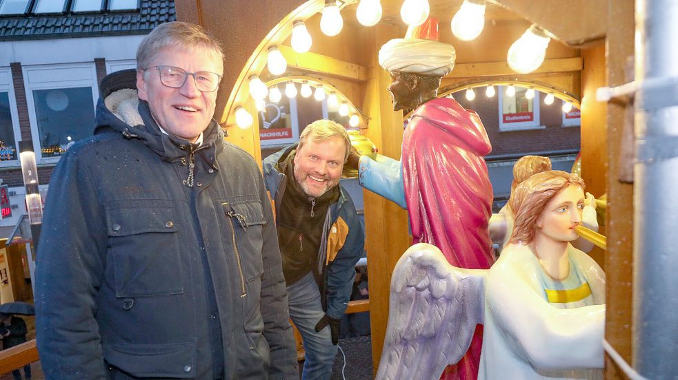Bürgermeister Horst Feddermann (links) und Udo Hippen, Vorsitzender des Kaufmännischen Vereins, eröffneten den Auricher Weihnachtszauber 2023. Foto: Romuald Banik