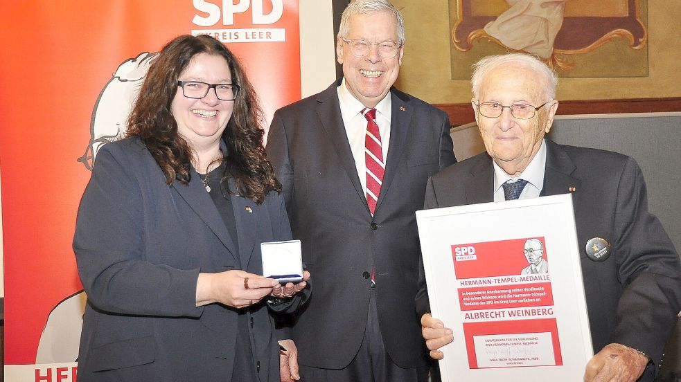 Die SPD-Kreisvorsitzende Anja Troff-Schaffarzyk (von links) und der ehemalige Bundestagsabgeordnete Reinhold Robbe übergaben die Auszeichnung an Albrecht Weinberg. Foto: Wolters