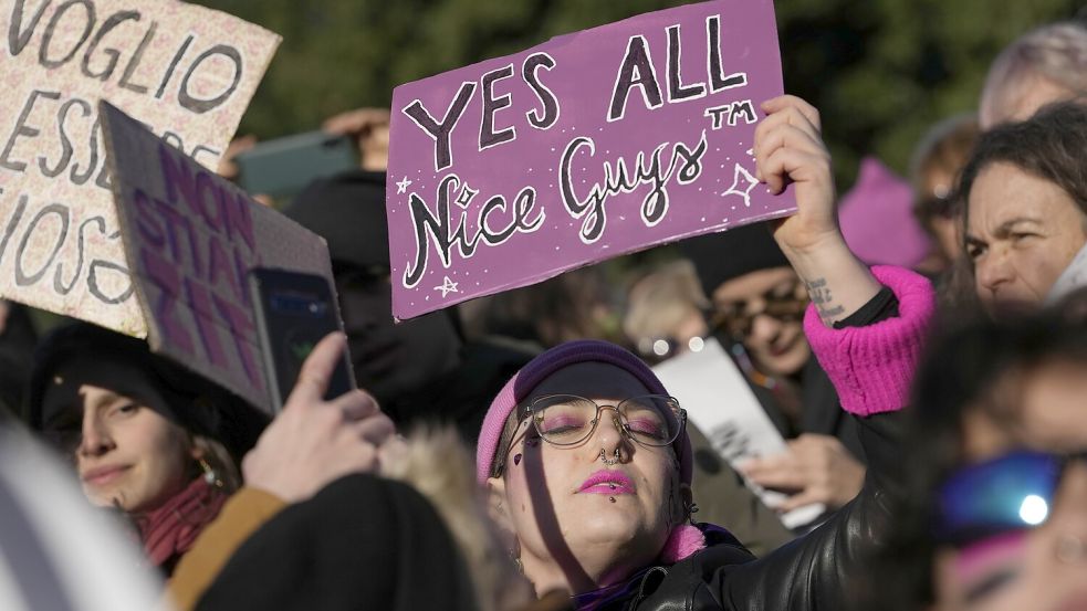 Demonstranten versammeln sich anlässlich des Internationalen Tages gegen Gewalt an Frauen. Foto: dpa/AP/Alessandra Tarantino