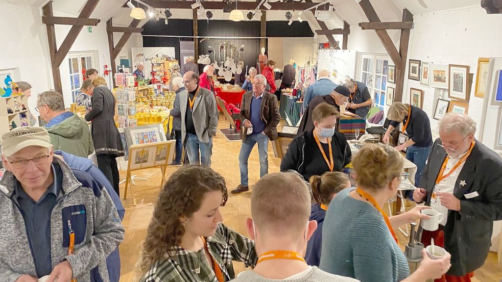 Im Güterschuppen in Westerstede ist ein Kunst- und Handwerkermarkt. Foto: Bahnhofsverein / Bodo van Rüschen