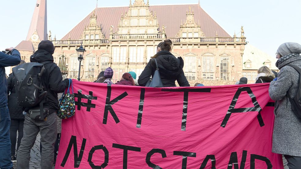 In Deutschland fehlen rund 400 000 Kita-Plätze. Eltern protestieren gegen massive Kita-Ausfälle Foto: dpa/Carmen Jaspersen