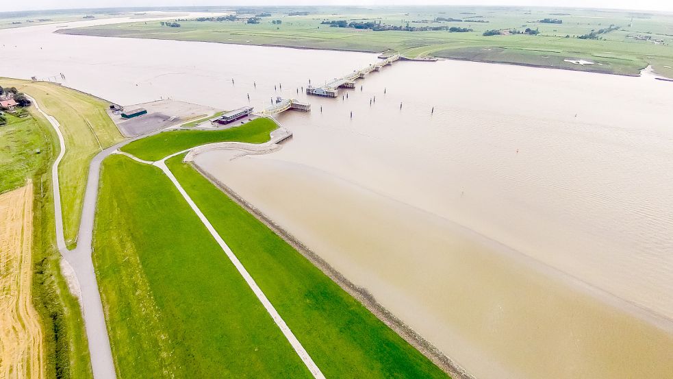 Der breite Emsstrom auf Höhe des Sperrwerks in Gandersum. Das Wasser aus dem Fluss eignet sich theoretisch zum Kühlen des Elektrolyseurs. Foto: Archiv