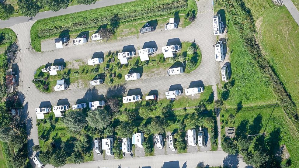 Ähnlich wie hier in Ditzum könnte der neue Wohnmobilstellplatz in Pewsum aussehen. Neben Stellflächen ist aber noch mehr geplant. Symbolfoto: DPA