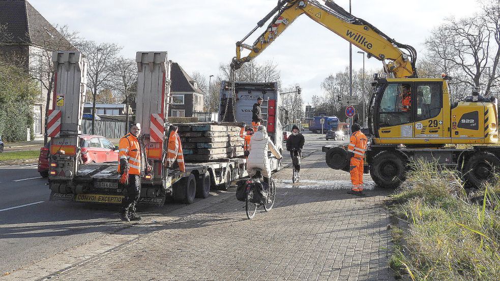 Aktuell laufen vorbereitende Maßnahmen an den Bahngleisen parallel zur Petkumer Straße. Ab dem 30. November sollen Weichen dort erneuert werden. Foto: F. Doden