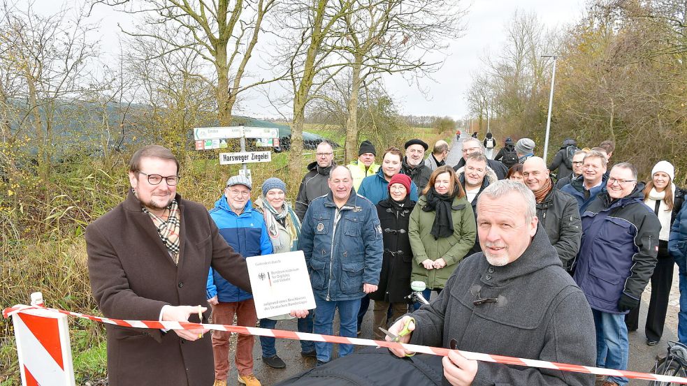 Emdens Oberbürgermeister Tim Kruithoff und Hintes Bürgermeister Uwe Redenius (beide parteilos) haben den Radweg am Dienstag eröffnet. Foto: Wagenaar