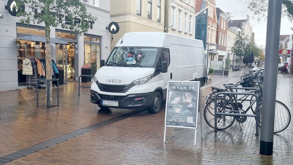 Ein Lieferwagen steht in der Leeraner Fußgängerzone. Das ist nur zu bestimmten Zeiten erlaubt. Foto: Bothe