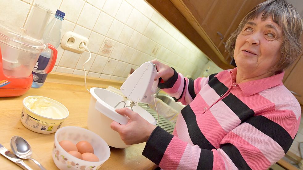 Blind und backen? Das ist kein Problem. Hannelore Folkerts‘ Backkünste sind allseits bekannt. Foto: Ortgies