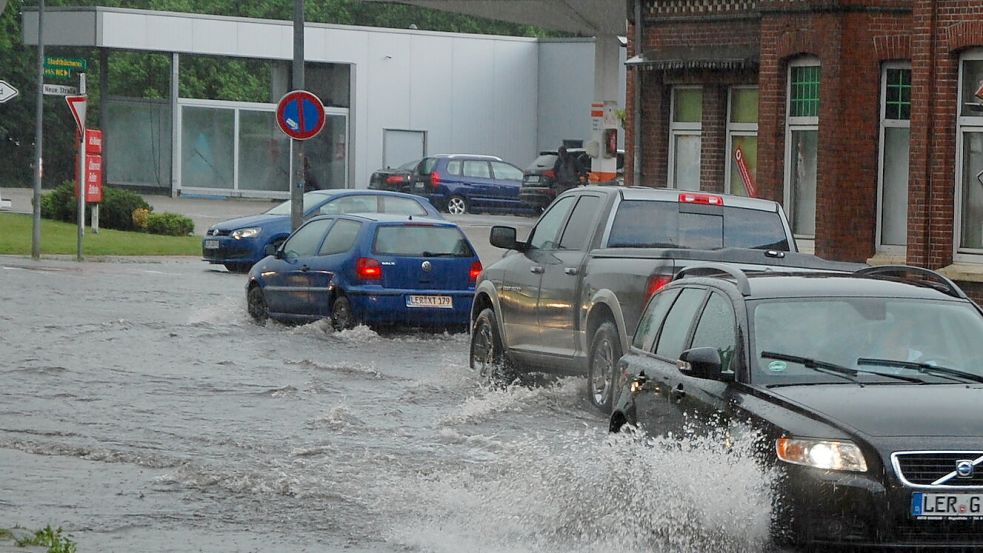 Überflutete Straßen wie hier in Weener sind nicht selten bei Starkregen. Foto: Archiv