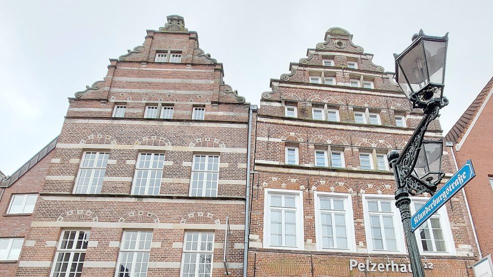 Die Pelzerhäuser haben besondere Fassaden im flämisch-niederländischen Stil des 16. Jahrhunderts. In der Emder Altstadt standen vor dem Zweiten Weltkrieg viele solcher Bauten. Foto: Hanssen