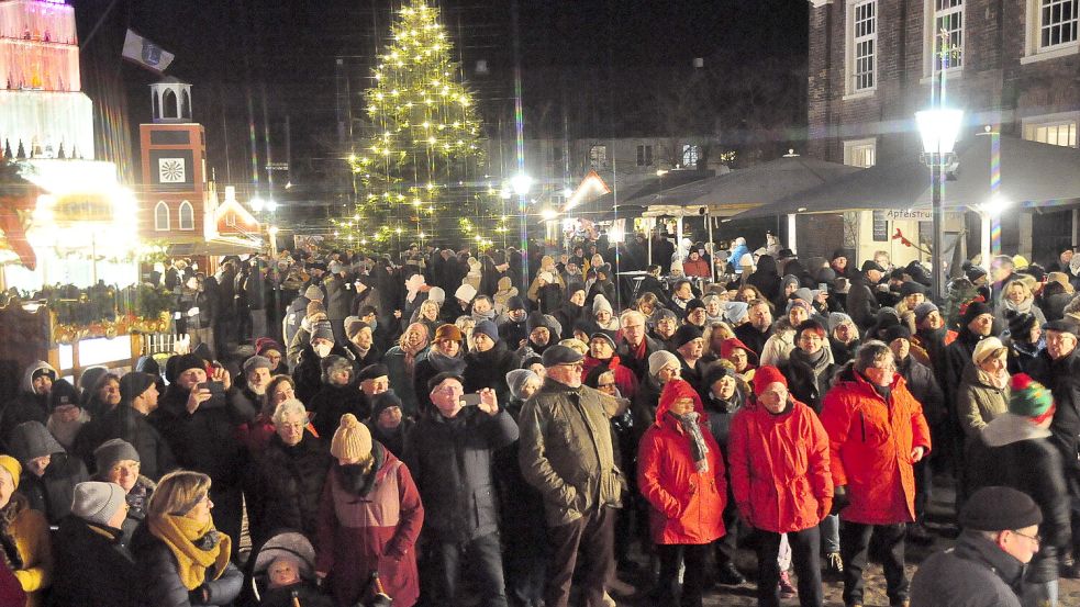 Der schönste Moment: Wenn am vierten Advent auf dem Wiehnachtsmarkt achter d‘ Waag "Stille Nacht" gesungen wird. Foto: Wolters/Archiv