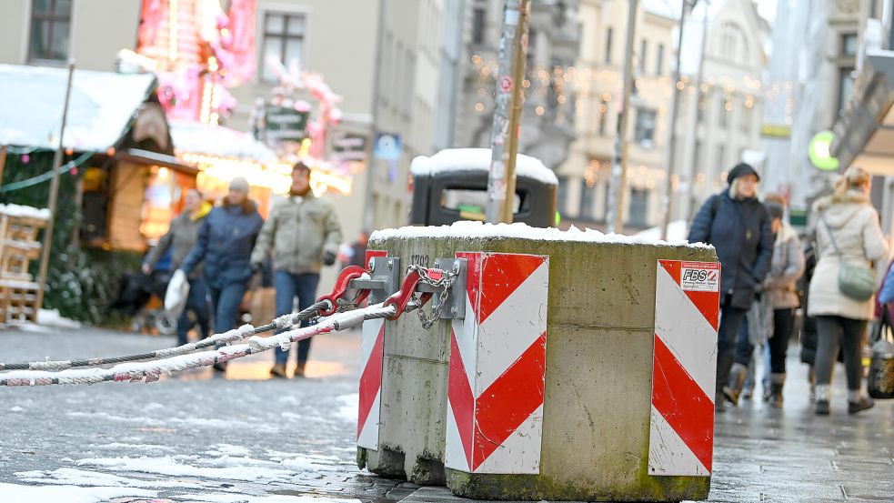 Betonabsperrung vor einem Weihnachtsmarkt: Zwei Jugendliche sind festgenommen worden, weil sie Anschläge geplant haben sollen. Foto: dpa/Heiko Rebsch