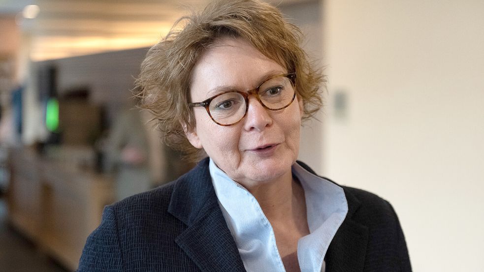 „Es kann doch nicht sein, dass es den Vereinen nicht gelingt, Feuerwerk und Böller aus den Stadien rauszuhalten“, findet Niedersachsens Innenministerin Daniela Behrens (SPD). Foto: Swen Pförtner/dpa
