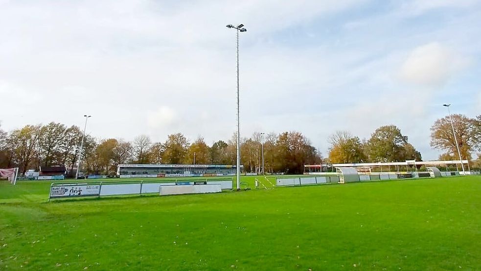 Nach vielen Jahrzehnten verfügt das Mühlenstadion nun endlich über Flutlicht. Fotos: SV Grossefehn